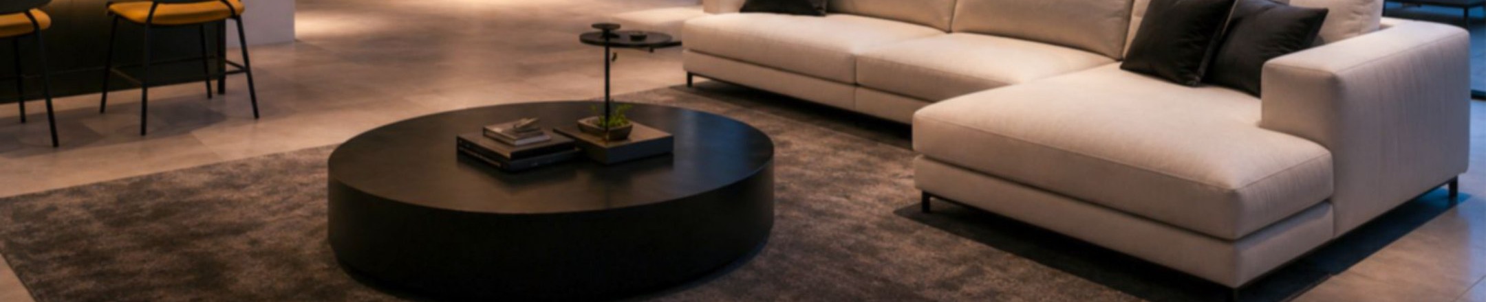 Sala de estar com sofá claro e iluminação indireta aconchegante