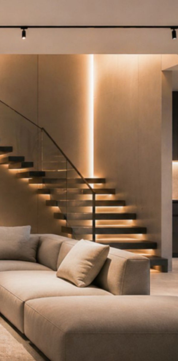 Escada residencial iluminada com fitas LED embutidas nos degraus